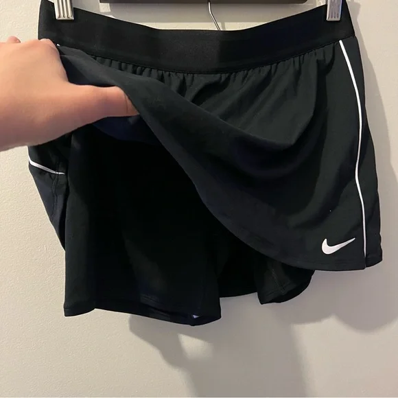Nike Dri-Fit Women’s Size Medium Black and White Tennis Skort